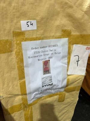 une boîte en carton sur laquelle figure l'image d'un homme et à laquelle est accrochée une étiquette de prix