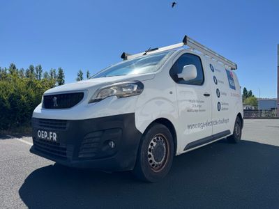 la camionnette blanche est garée sur le parking à côté des arbres
