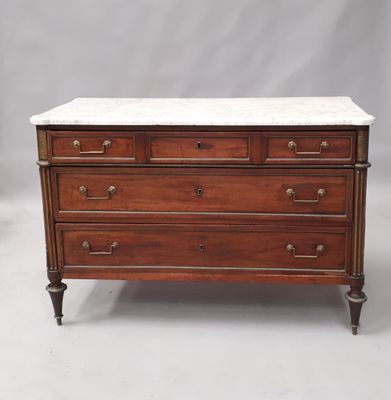 une commode ancienne avec dessus en marbre
