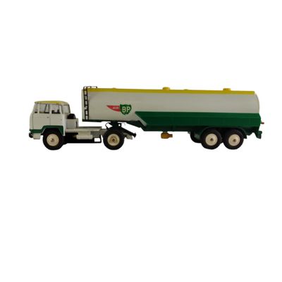 un camion miniature muni d'un réservoir de carburant à l'arrière