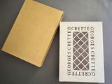 un livre posé sur une table à côté d'une boîte