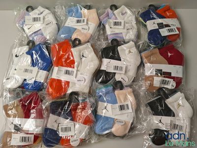 Plusieurs paires de chaussettes sont emballées dans des sacs en plastique sur une table
