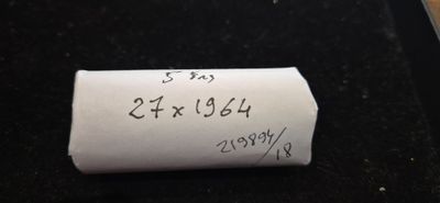 un bout de papier sur lequel il y a quelque chose d'écrit