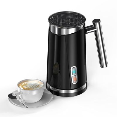 une cafetière et une tasse de café posée sur une soucoupe