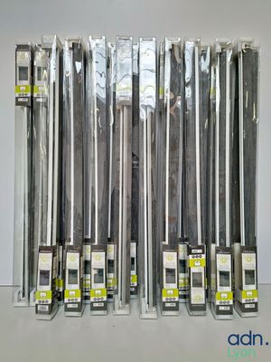 une grande variété de tuyaux métalliques exposés