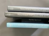 trois livres empilés sur une table