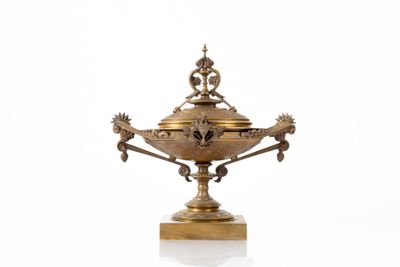 Drageoir en bronze doré sur piédouche à motif de feuillage et de pomme - Photo 1