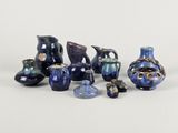un grand nombre de vases posés sur une table