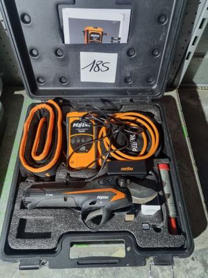 une trousse à outils dans une mallette posée par terre