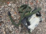 un tuyau posé par terre à côté d'un téléphone portable