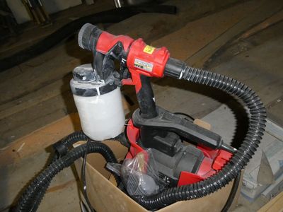 une photo d'une sarbacane rouge et noire dans une boîte