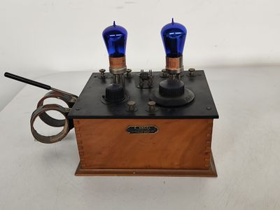 une petite boîte en bois sur laquelle sont fixées deux lumières bleues