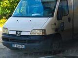 une camionnette garée devant un bâtiment