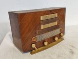 une radio à l'ancienne posée sur une table blanche