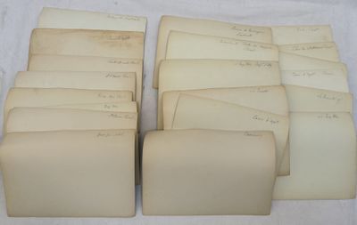 plusieurs vieux papiers sont empilés sur une table