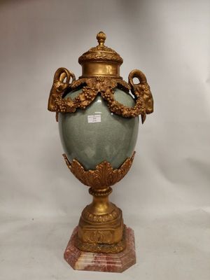 Important vase couvert balustre en grès à glaçure céladon cr…