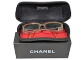 un étui noir contenant une paire de lunettes