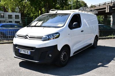 une camionnette blanche garée dans un parking