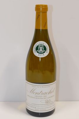 une bouteille de vin posée sur une table
