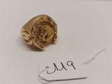 Gros plan sur une bague en or ornée d'un diamant