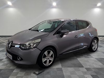la voiture grise est garée sur un sol en damier dans le garage