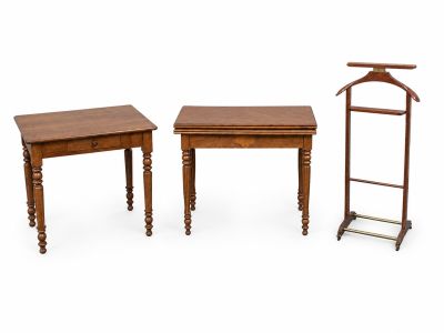 trois meubles, à savoir une table, une chaise et un porte-manteau