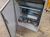 une armoire métallique contenant tout un tas de câbles