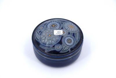 une petite boîte bleue ornée de fleurs, posée sur une surface blanche