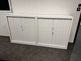 une armoire blanche à deux portes