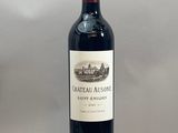 une bouteille de vin posée sur une table