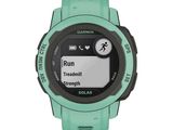 La montre GPS Garmin s'affiche sur un fond blanc.