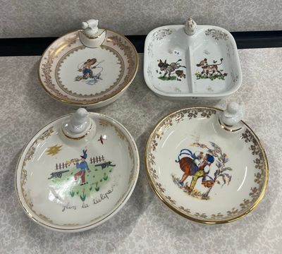 trois assiettes en porcelaine sont posées sur un plan de travail
