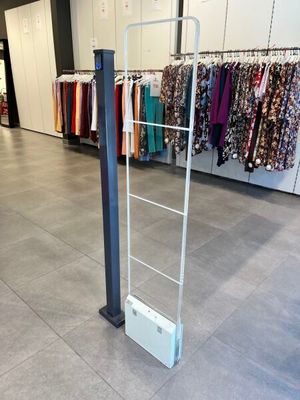 une photo d'un portemanteau dans un magasin de vêtements