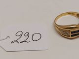 une photo d'une bague à laquelle est accrochée une étiquette de prix