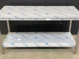 une photo d'une table en acier inoxydable comportant deux étagères