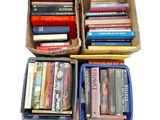 Des cartons remplis de livres sont empilés les uns sur les autres sur une surface blanche