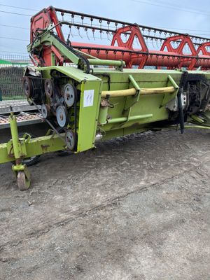 Coupe céréale CLAAS Environ 7.80M + remorque verte dans l'ét… - Photo 1