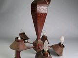 une image représentant un lustre muni de trois lampes
