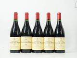 six bouteilles de vin sont alignées sur une table