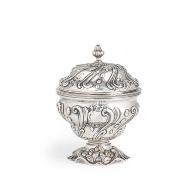 une boîte en argent richement décorée, munie d'un couvercle, sur fond blanc