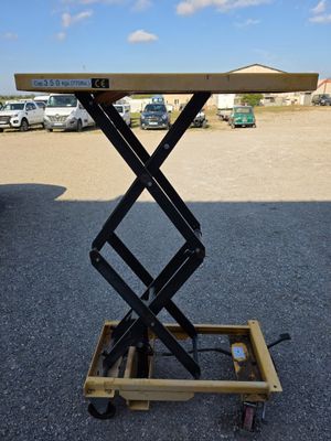 un gros plan sur une paire de ciseaux posée sur un chariot dans un parking