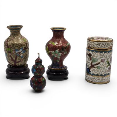 trois vases avec des motifs différents assis l'un à côté de l'autre
