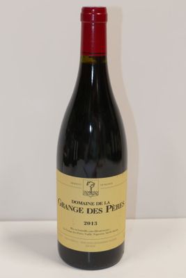 une bouteille de vin posée sur une table