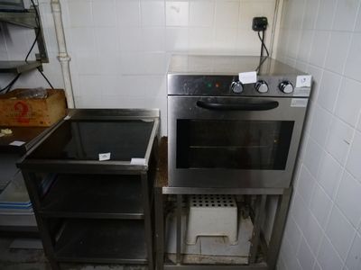 une cuisine avec un évier et une cuisinière
