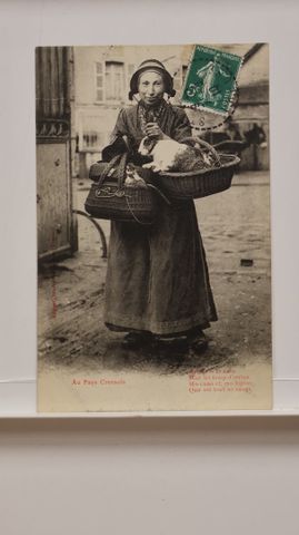 Au pays creusois : Marchande de lapins (femme debout). T.B.E.
