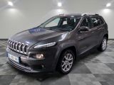 Une jeep grise est garée dans une pièce au sol carrelé