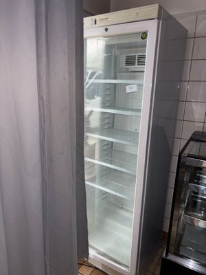 un réfrigérateur vide dans un coin de la cuisine