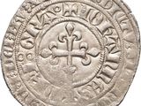 une vieille pièce d'argent ornée d'une croix