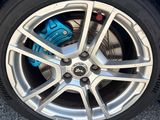 un gros plan sur un pneu d'une voiture bleue