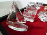 de nombreuses figurines en cristal disposées sur une table rouge